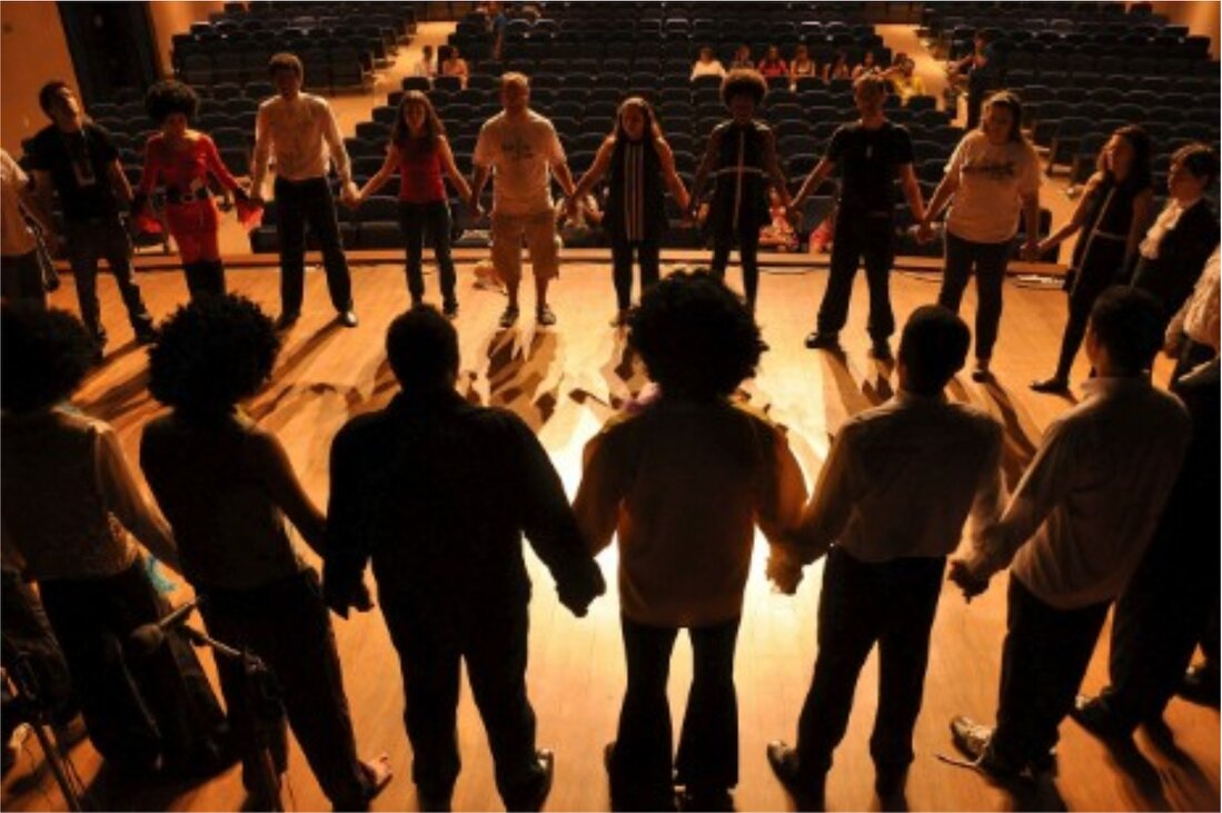 Personas en un taller de teatro en círculo